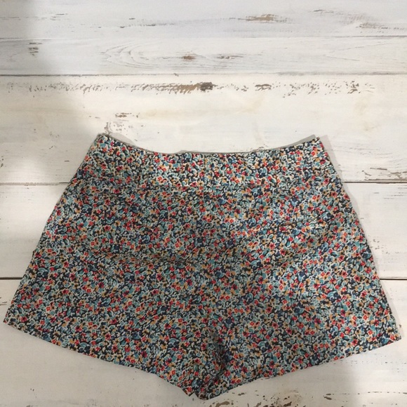 ⭐️ 2/$25 or 3/$35 Floral print shorts - Picture 3 of 3